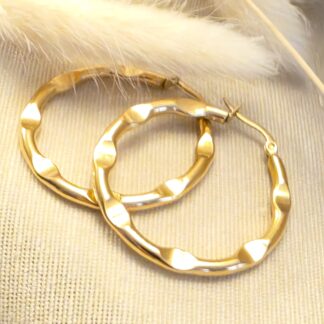 Edelstahl Creolen Damen 18K vergoldet – Wellen Ohrringe 38 mm goldfarben „Malia“